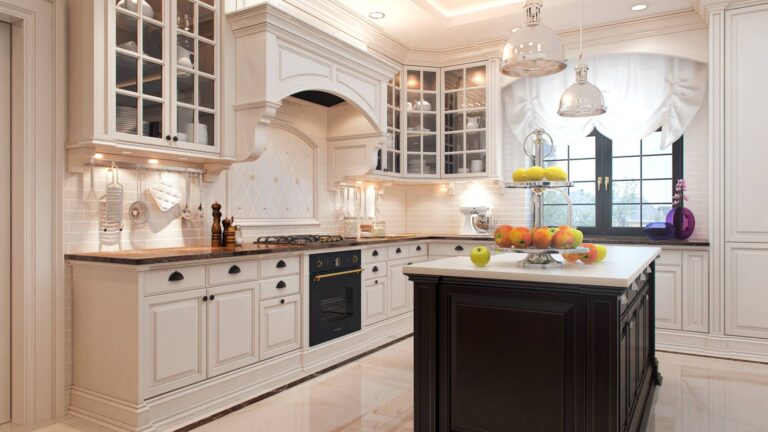 Двойное распашное окно, декорированное короткой белой шторой