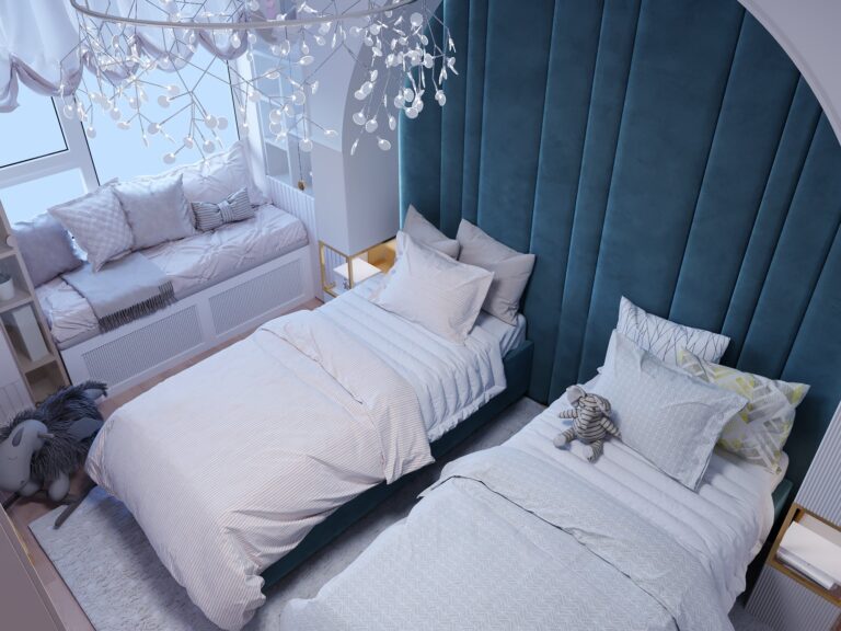 Интерьер детской с мягкой синей стеной в изголовье кроватей