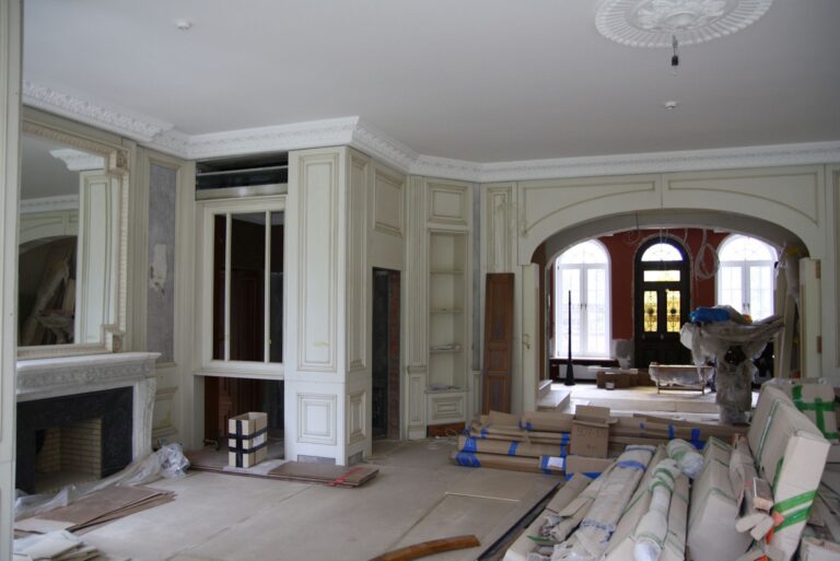 Коттедж после ремонта с отделкой светлым деревом