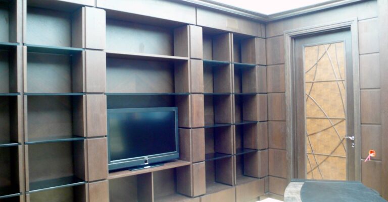 Обустройство коттеджа после ремонта с подсвеченным шкафом