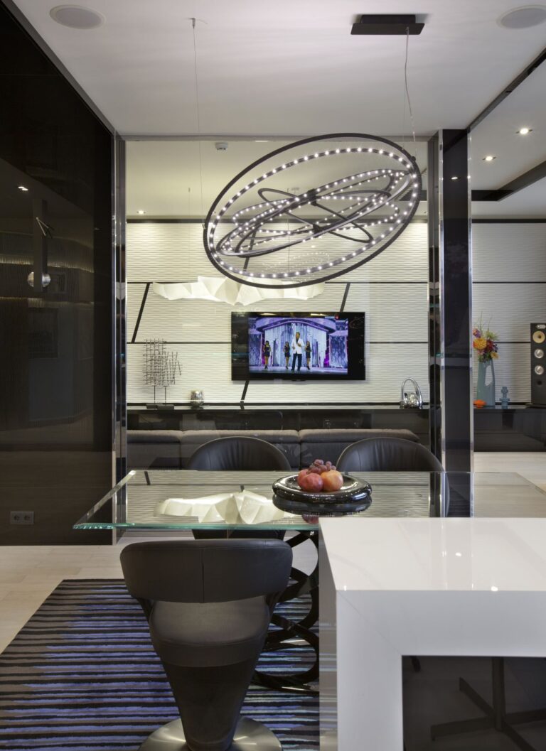 Реальный интерьер совмещенных кухни, гостиной и столовой