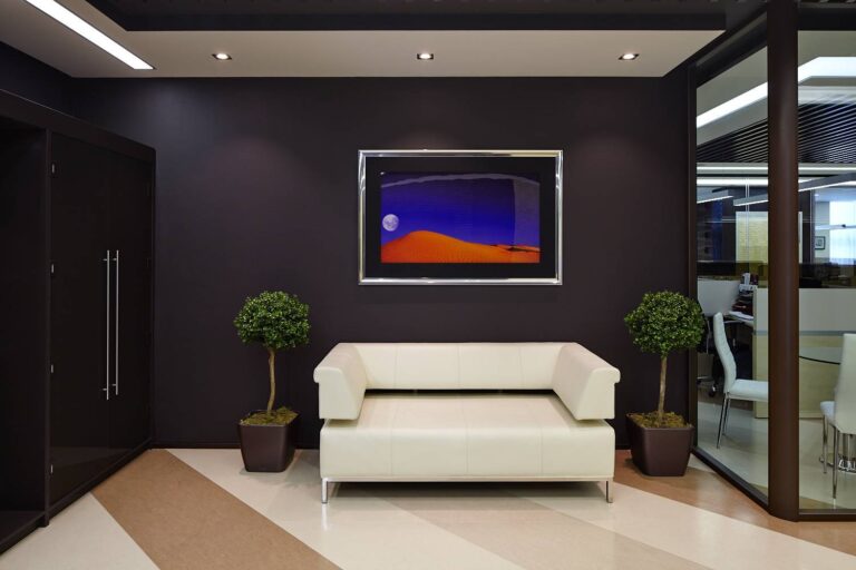 Интерьер приемной в офисе в контрастных цветах