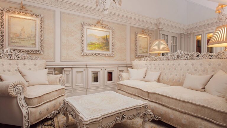 Кабинет с картинами в резных рамах, оборудованных внешней подсветкой