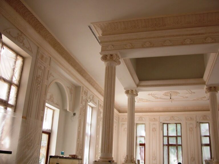 Классические колонны в центре комнаты в оформлении дома