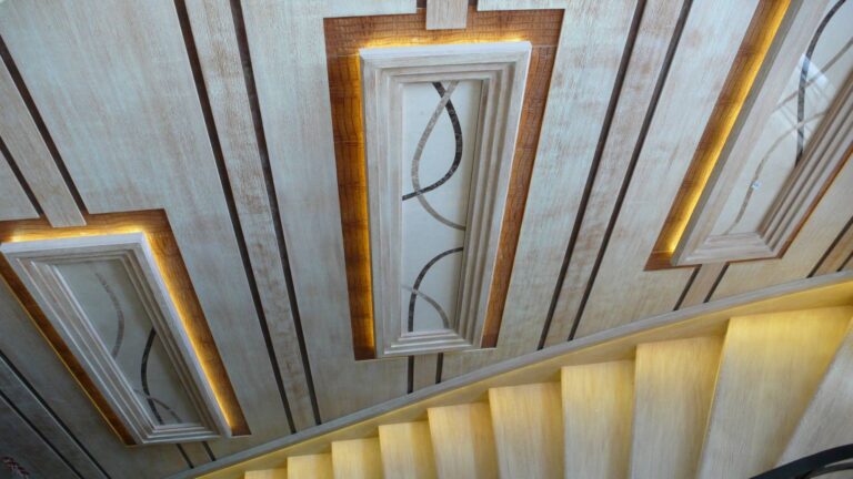 Коттедж после ремонта с декоративными вставками вдоль лестницы