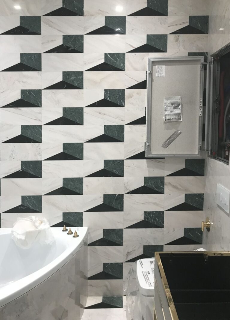 Дизайн санузла с технической нишей за распашной дверкой