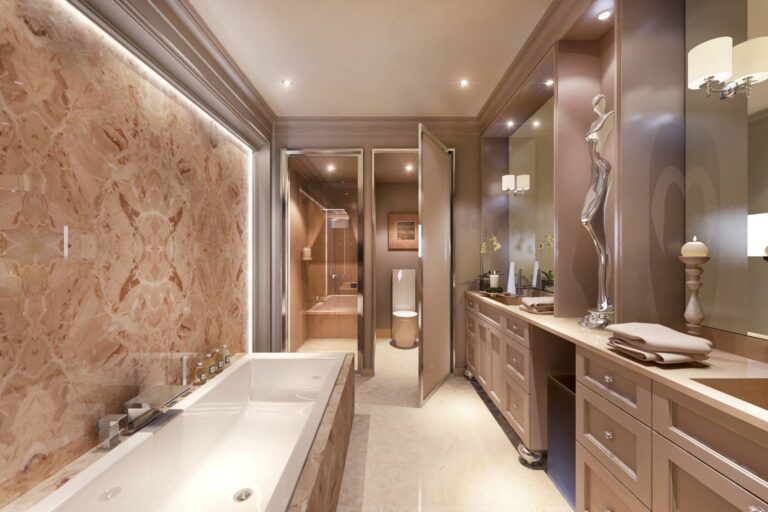 Нежная подсветка стен и потолка в интерьере бежевой ванной