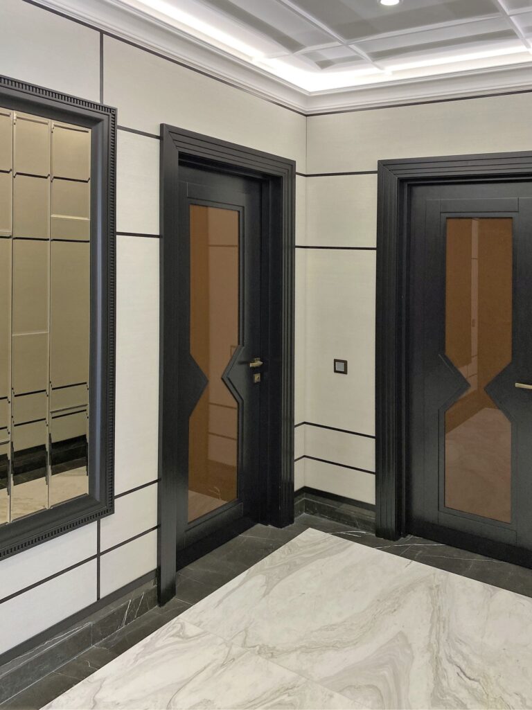 Светлый дизайн интерьера холла с темными дверьми