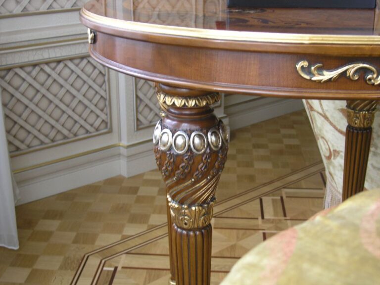 Фото ремонта гостиной с резным позолоченным столиком