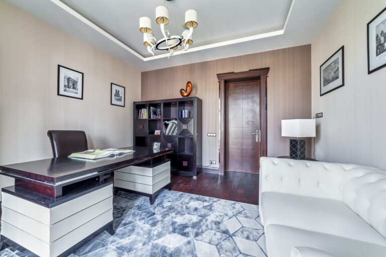 Реализованный проект кабинета со столом и книжным шкафом цвета венге