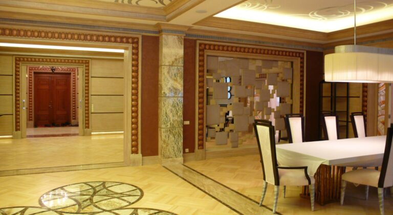 Современный ремонт столовой и холлов в доме