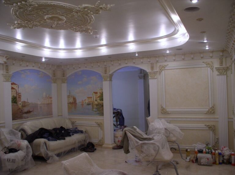 Салон красоты после ремонта с росписью на стенах