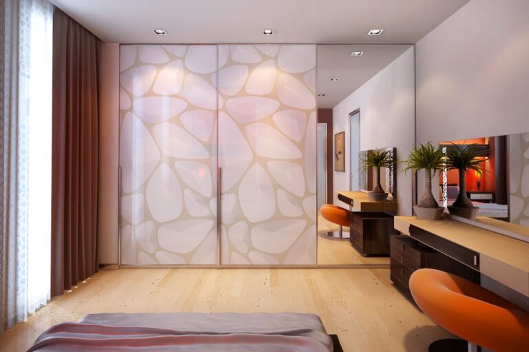 Уютный интерьер спальни с тройным шкафом-купе