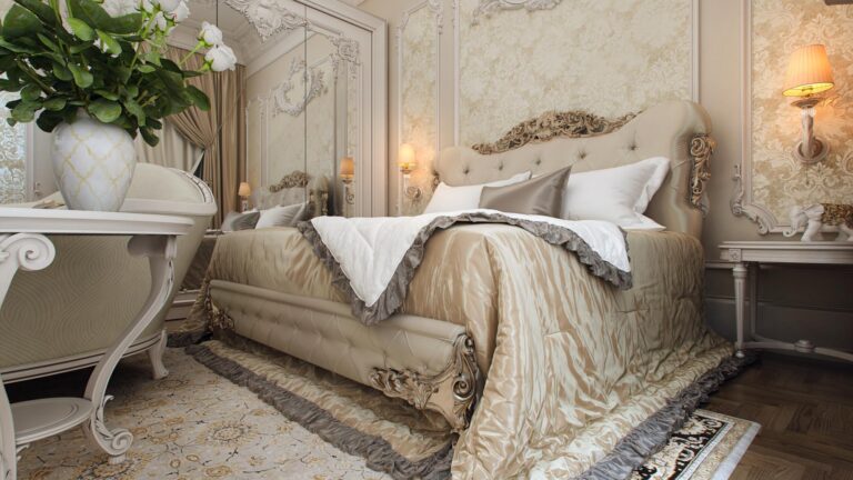 Интерьер спальни с резной кроватью и зеркальным шкафом