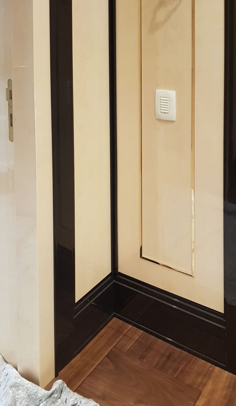 Глянцевая панель цвета слоновой кости с белым выключателем