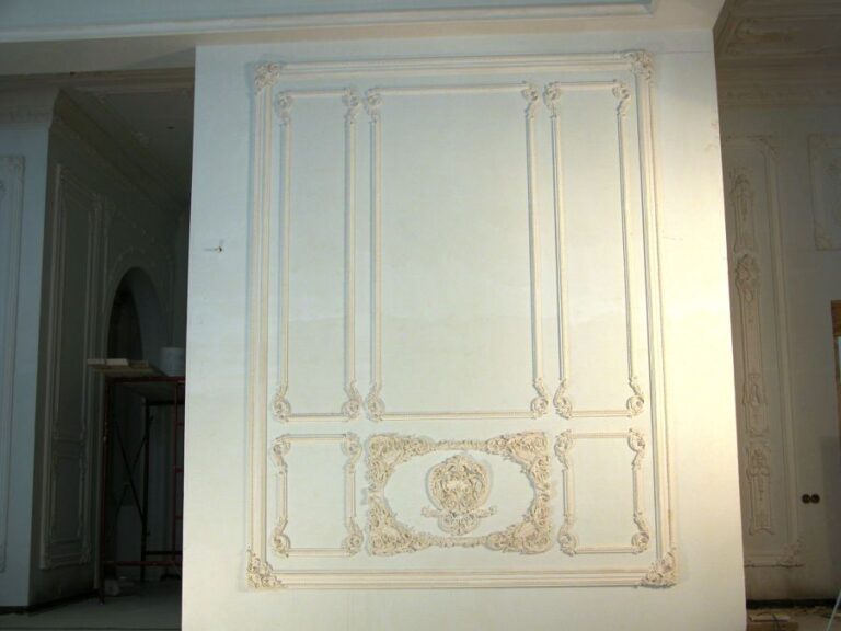 Ремонт загородного дома с нанесением лепнины на стены