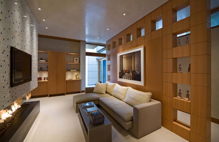 Биокамин в стене в дизайне элегантной гостиной