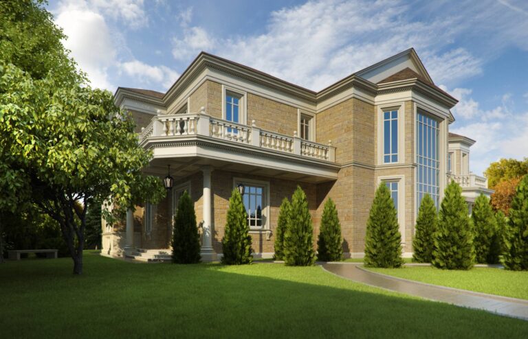 Балкон с балюстрадой на правом фасаде особняка из палевого кирпича