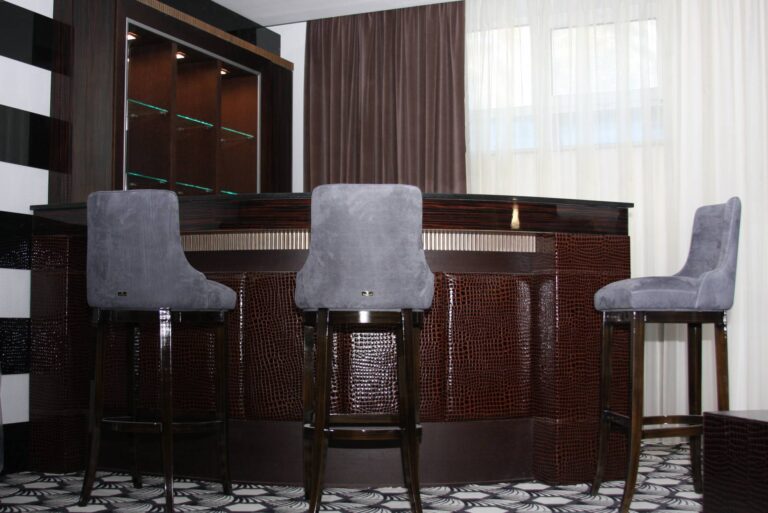 Фото бара после ремонта с декором из кожи рептилий