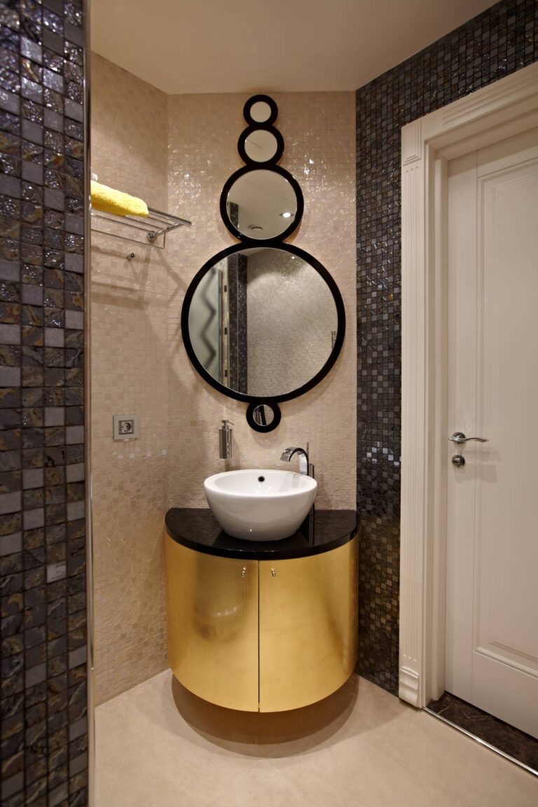 Фигурное зеркало в дизайне гостевого санузла