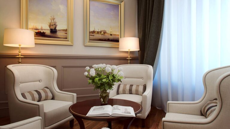 Концепция освещения уголка отдыха в классической гостиной