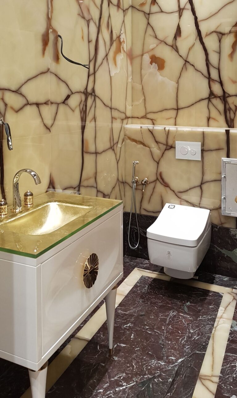 Санузел в отделке мрамором терракотового и бежевого оттенка