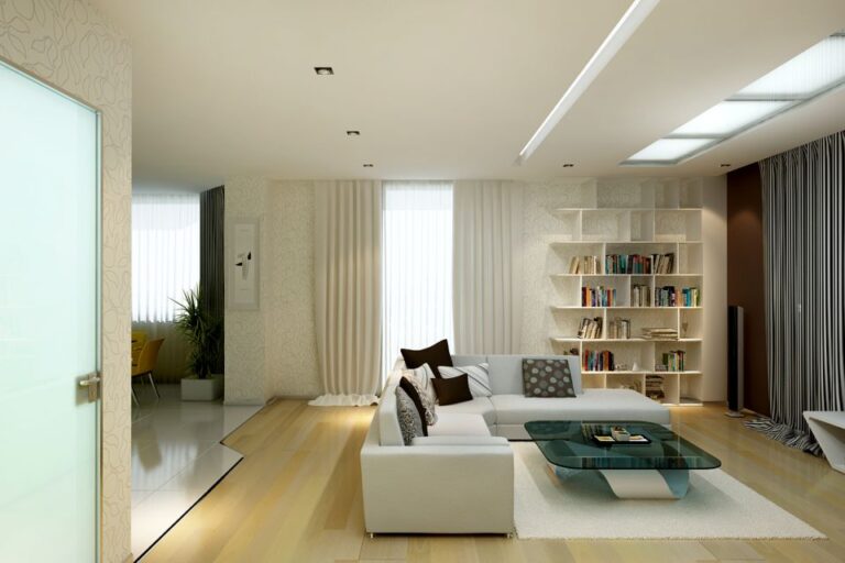 Интерьер светлой гостиной с белым диваном и столиком из темного стекла