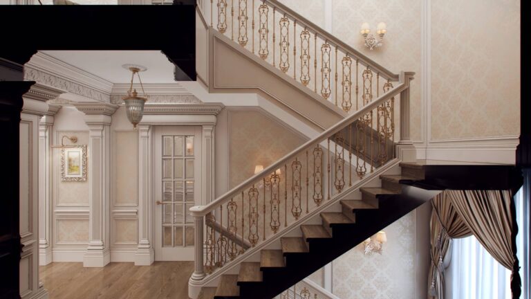 Лестница с ажурными перилами и античными колоннами