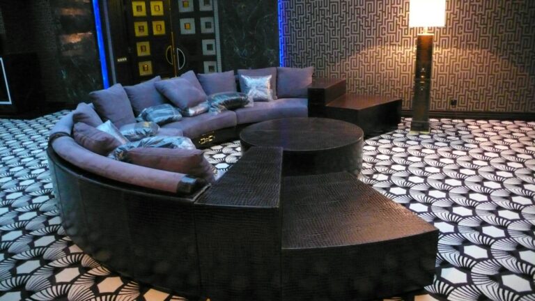 Фото ремонта гостиной с черно-белым полом