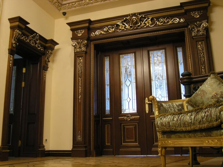 Фото ремонта коттеджа с отделкой темным деревом