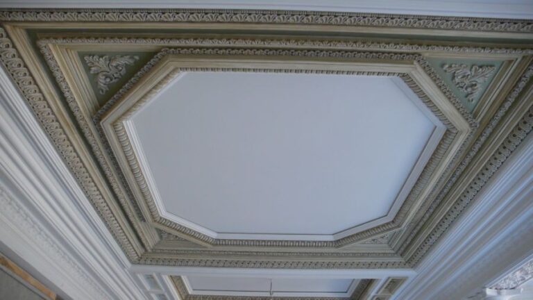 Три ряда лепных украшений на потолке загородного дома