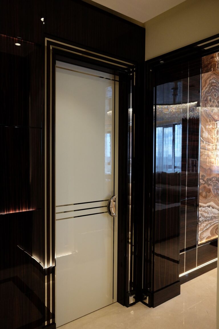 Панели из зебрано кофейного оттенка в отделке стен и дверного проема