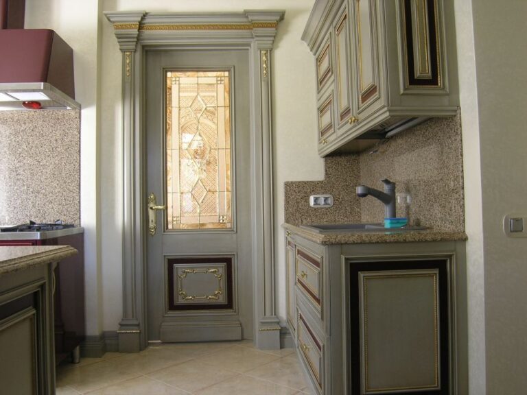 Отделка кухни камнем в процессе ремонта