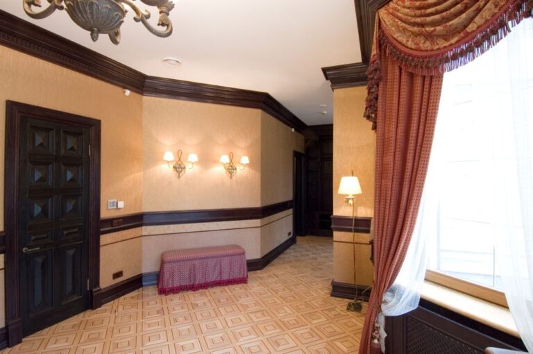 Сочетание беж и темно-коричневого в дизайне коридора