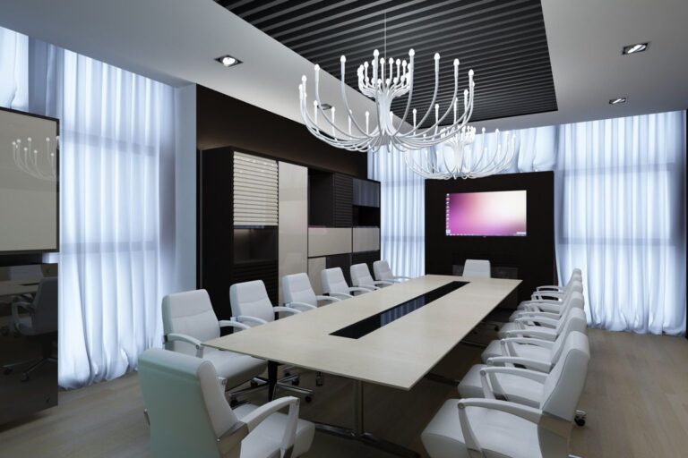 Панорамные окна в дизайне большой переговорной в офисе