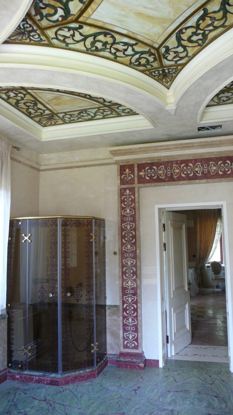 Готовый ремонт комнаты с декоративной отделкой из мрамора