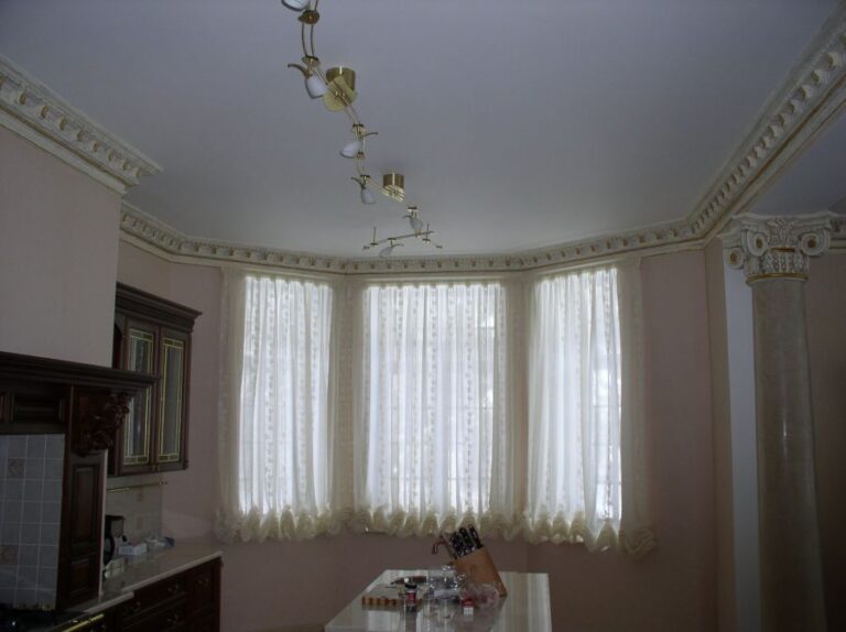 Оформление гостиной после ремонта с большим окном