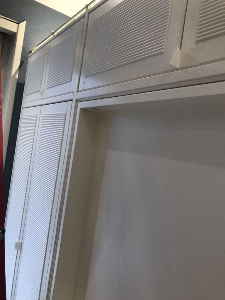 Оформление квартиры белыми встроенными шкафами с нишей