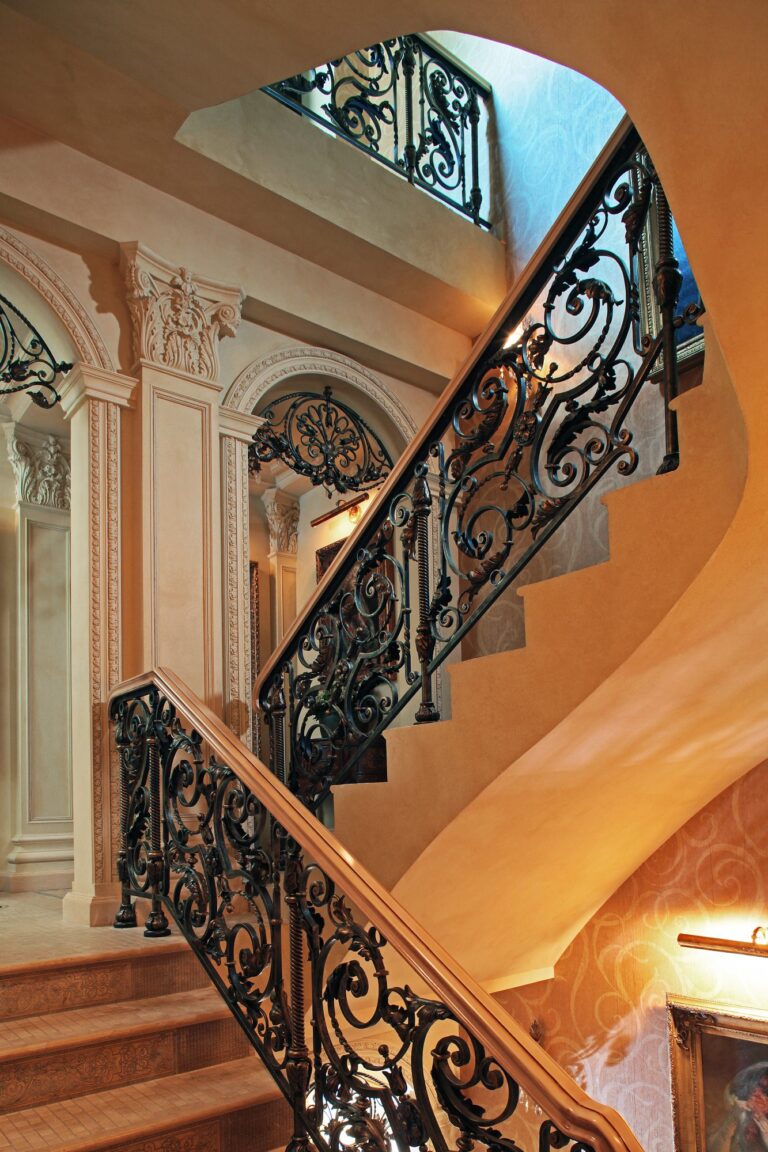 Ажурные кованые перила в дизайне лестничного пролета