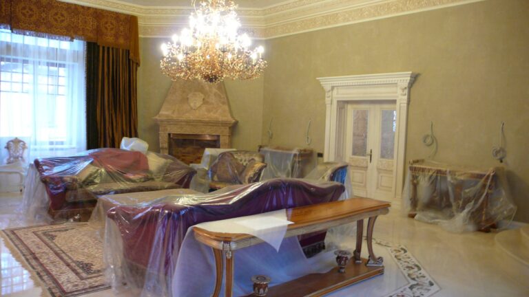 Готовый ремонт гостиной особняка с элементами классики