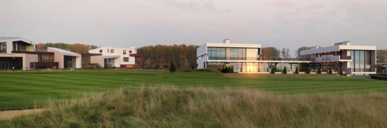 Балкон и французские окна на внутреннем фасаде загородного коттеджа