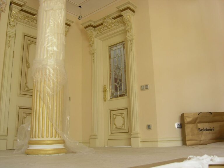 Ремонт помещения с классическими колоннами с позолотой