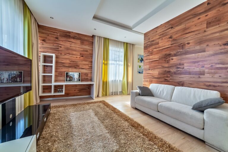 Детская в отделке ламинатом кремового и орехового оттенка