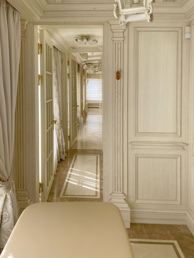 Дизайн холла с декором и деревянной отделкой стен