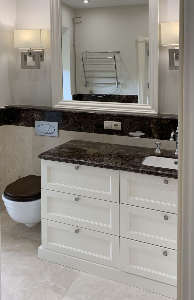 Отделка белым деревом интерьера санузла