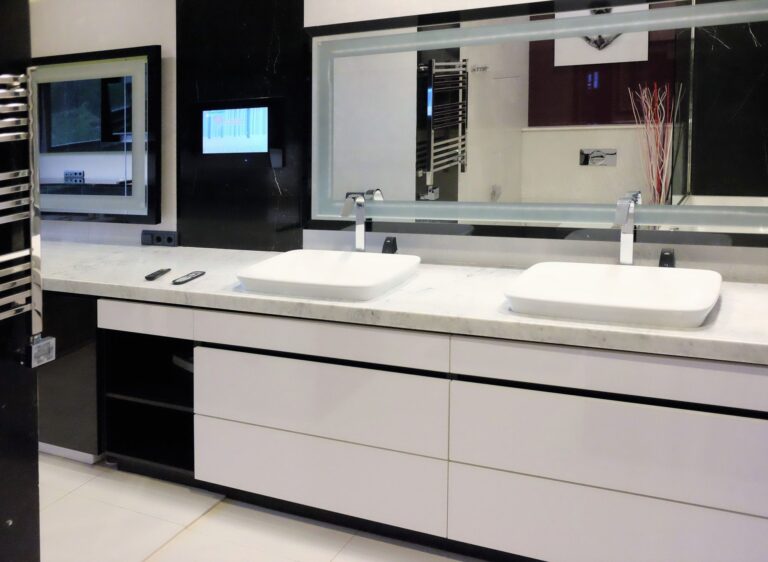 2 раковины в интерьере большой ванной комнаты