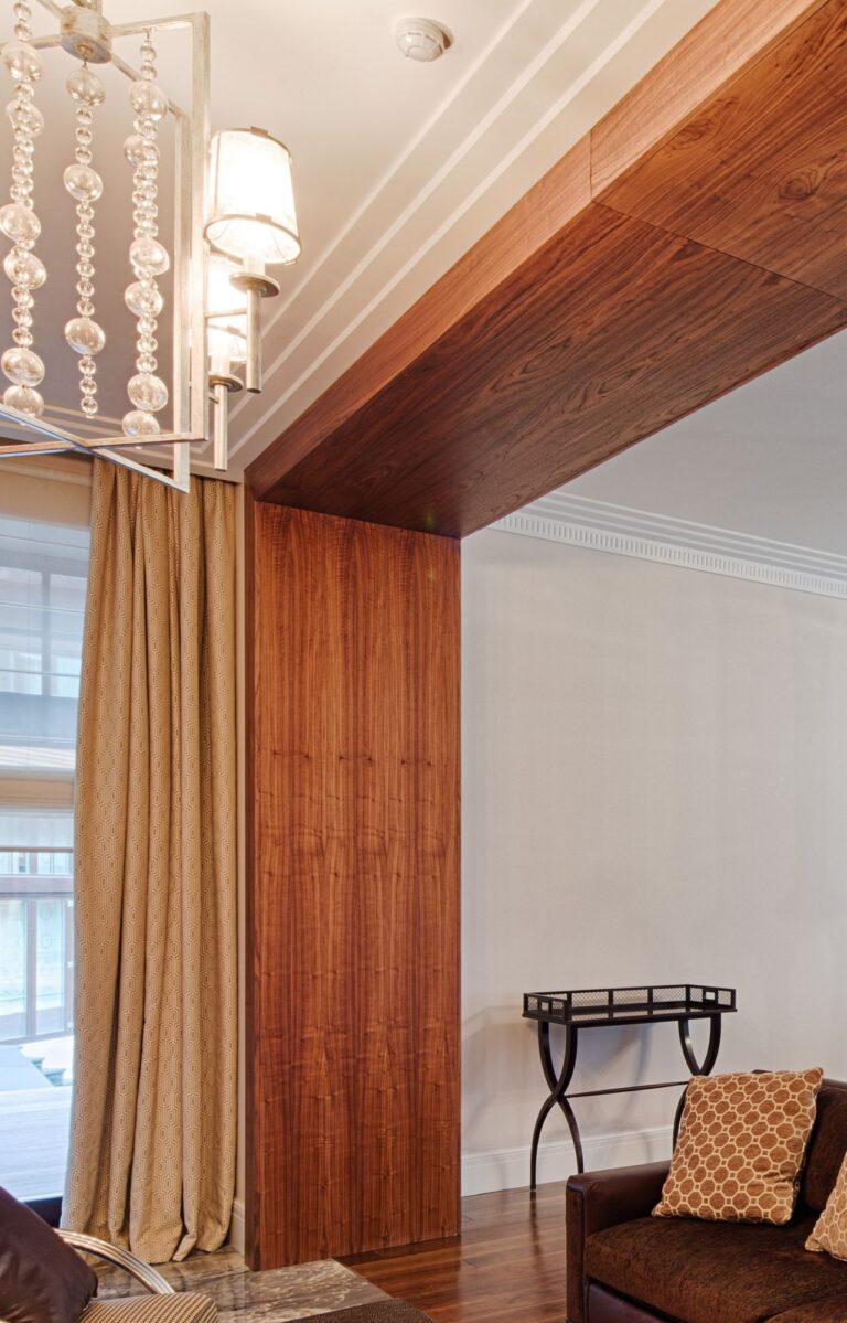 Интерьерный проем в отделке панелями из розового дерева