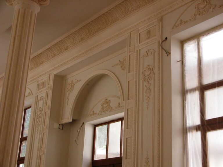 Арочный свод с лепниной над дверью коттеджа