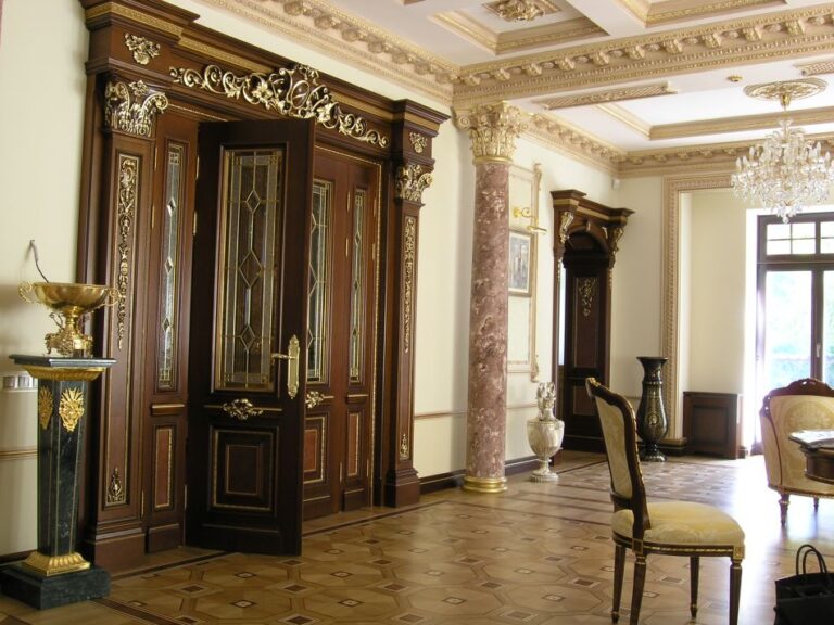 Ремонт дома с оформлением потолка позолоченной лепниной