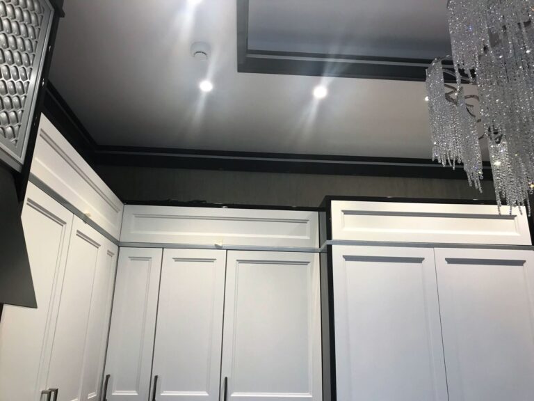 Контрастная окантовка светло-серого потолка